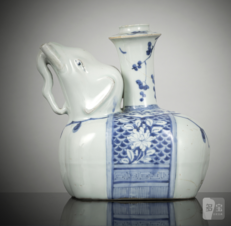 A blue and white elephant-form porcelain kendi - 图2